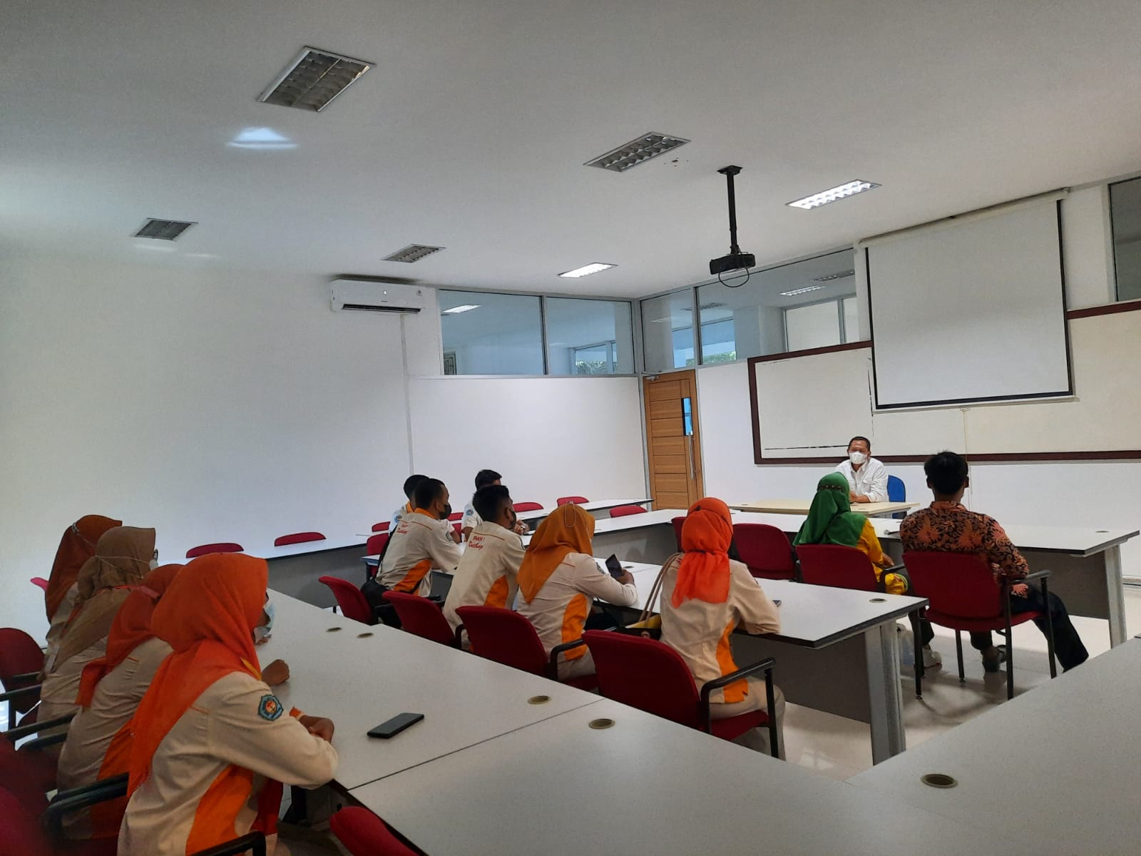 Penerimaan prakerin siswa SMK 1 Katibung di Lab IOT