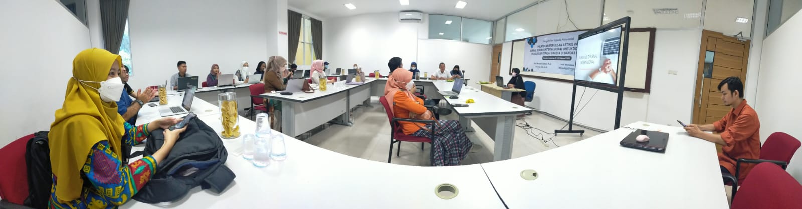 Pelatihan Penulisan Artikel Pada Jurnal Ilmiah Internasional untuk Dosen oleh Prof. Wamiliana