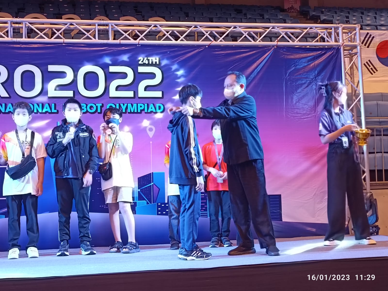 Dosen Fakultas Ilmu Komputer Memberikan Mendali Kepada Pemenang Olimpiade Robot Internasional 2022