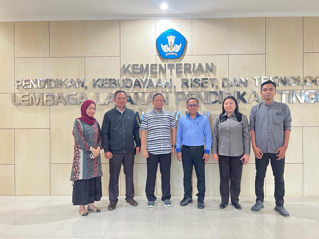 Direktur Merdeka Belajar Kampus Merdeka (MBKM) UBL serta Dosen Fakultas Ilmu Komputer bersama Teknisi Lab IoT Melakukan Kunjungan ke LLDIKTI Sumatera Selatan