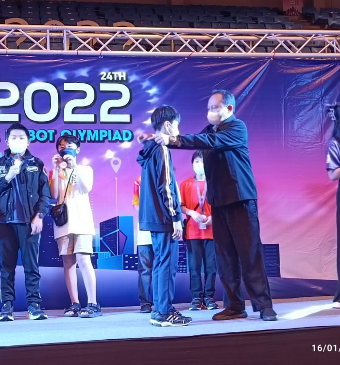 Dosen Fakultas Ilmu Komputer Memberikan Mendali Kepada Pemenang Olimpiade Robot Internasional 2022